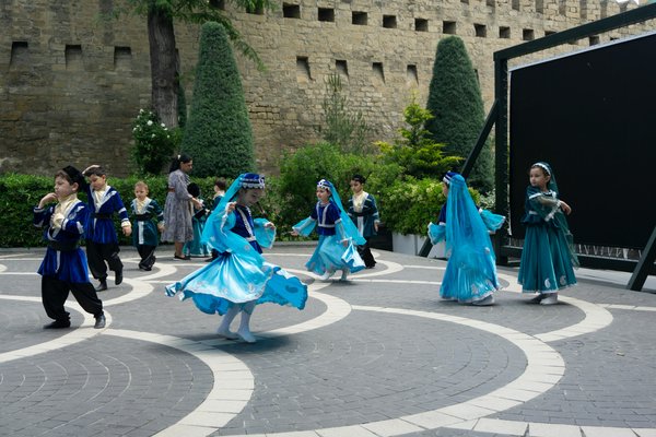 How to choose a UK cruise that organizes historical costume parties?