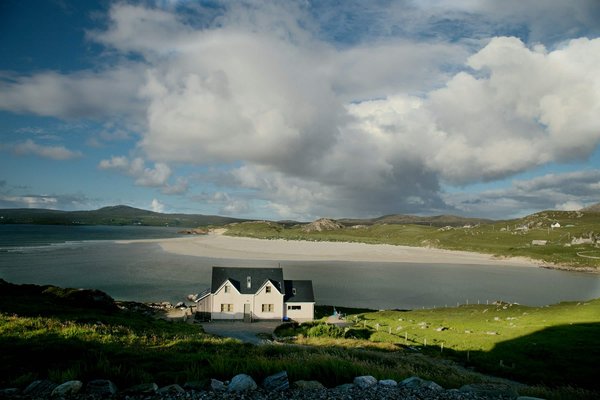 Can you find a holiday rental in the Outer Hebrides that offers Gaelic language classes?