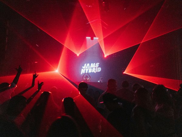 How to choose a holiday rental in Brighton that offers nightlife and live music?