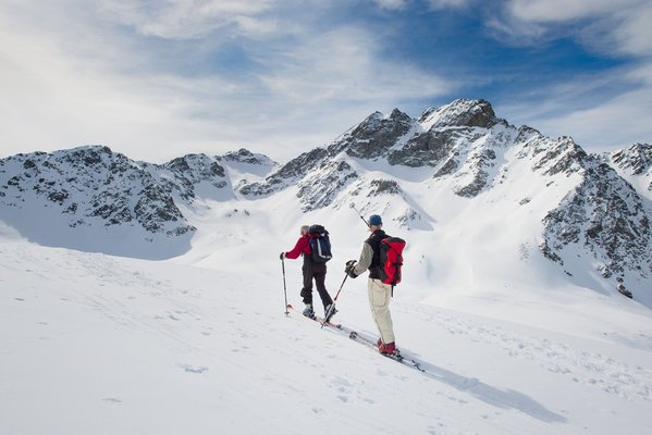What are the recommended safety tips for winter hiking in the Cairngorms?